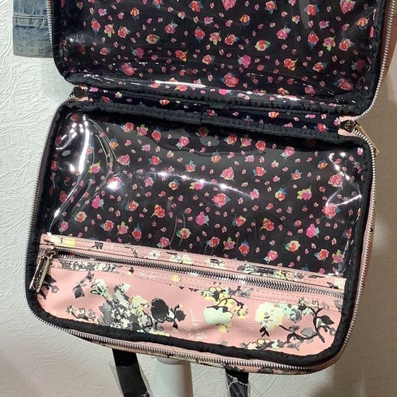 Betsey Johnson NEW - Cosmetic Case - Pink Floral w/ cute Betsey Black Bow - Picture 4 of 6